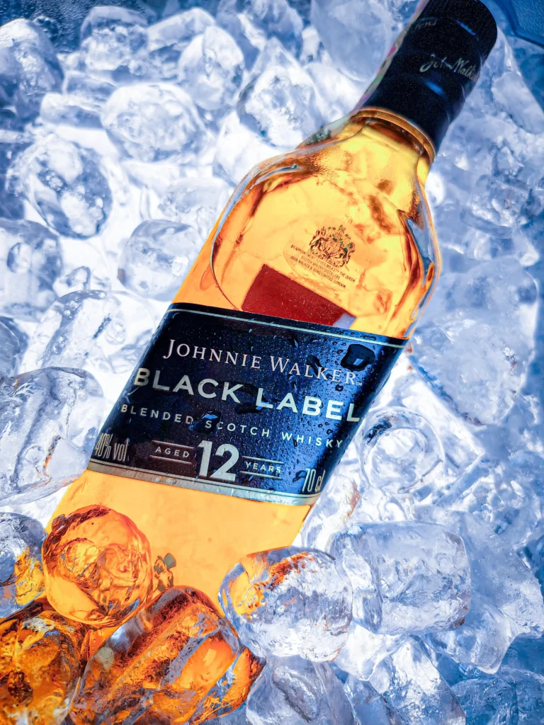 Foto whisky black label en hielo